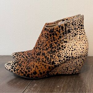 Matisse Nugent Leopard Print Wedge Booties Calf Hair Womens 8